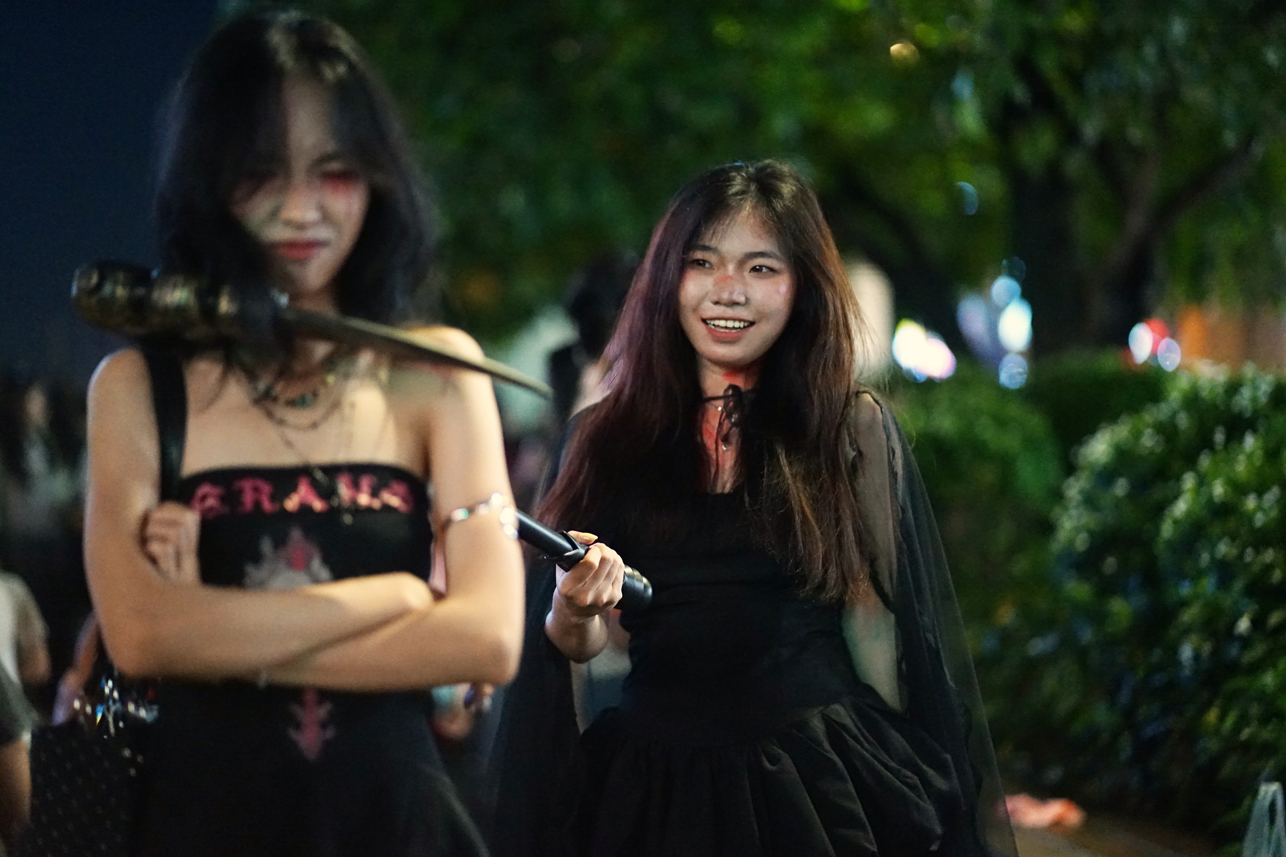 Cả TP.HCM xuống đường tối Halloween: Lòng đường không còn một khoảng trống, muốn chụp ảnh phải xin xếp hàng - Ảnh 14.