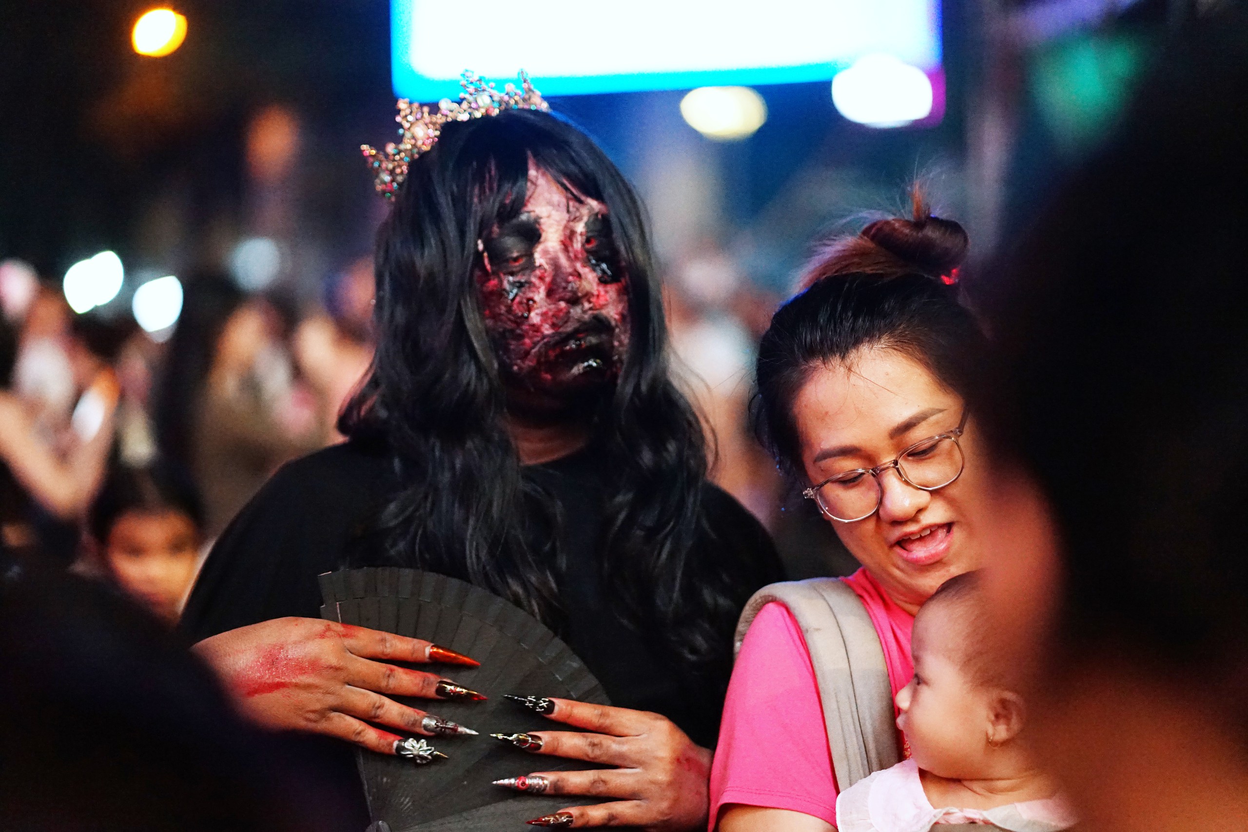 Cả TP.HCM xuống đường tối Halloween: Lòng đường không còn một khoảng trống, muốn chụp ảnh phải xin xếp hàng - Ảnh 15.