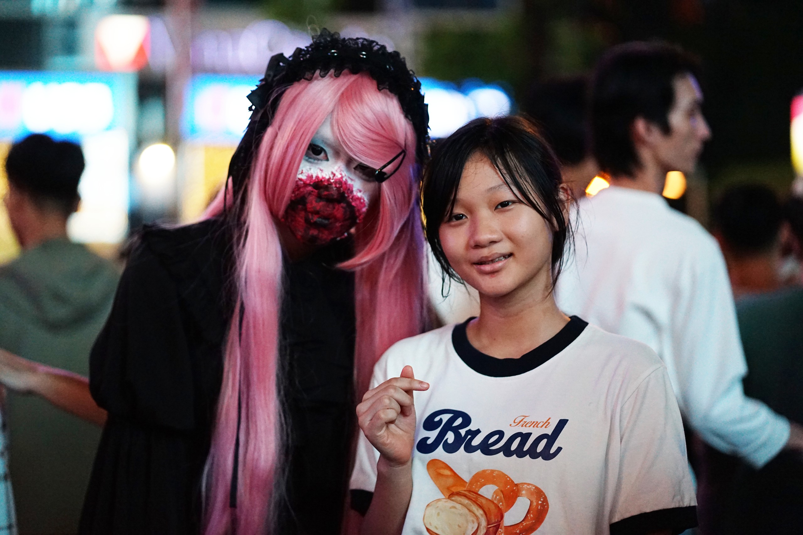 Cả TP.HCM xuống đường tối Halloween: Lòng đường không còn một khoảng trống, muốn chụp ảnh phải xin xếp hàng - Ảnh 13.