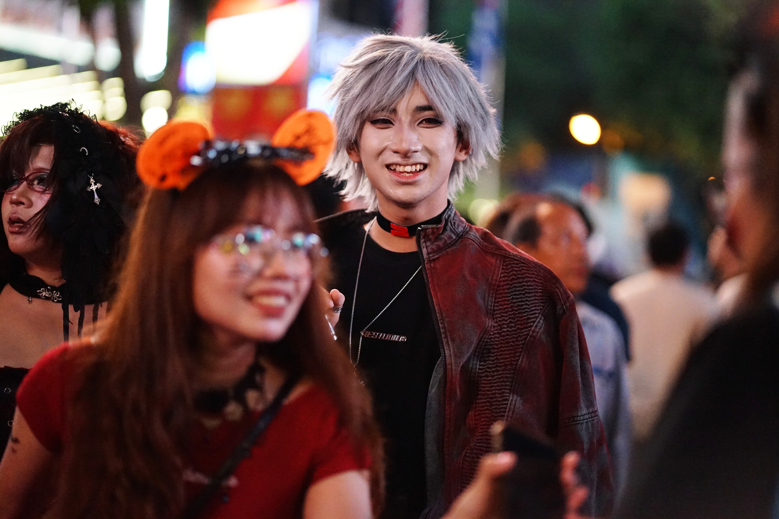 Cả TP.HCM xuống đường tối Halloween: Lòng đường không còn một khoảng trống, muốn chụp ảnh phải xin xếp hàng - Ảnh 20.