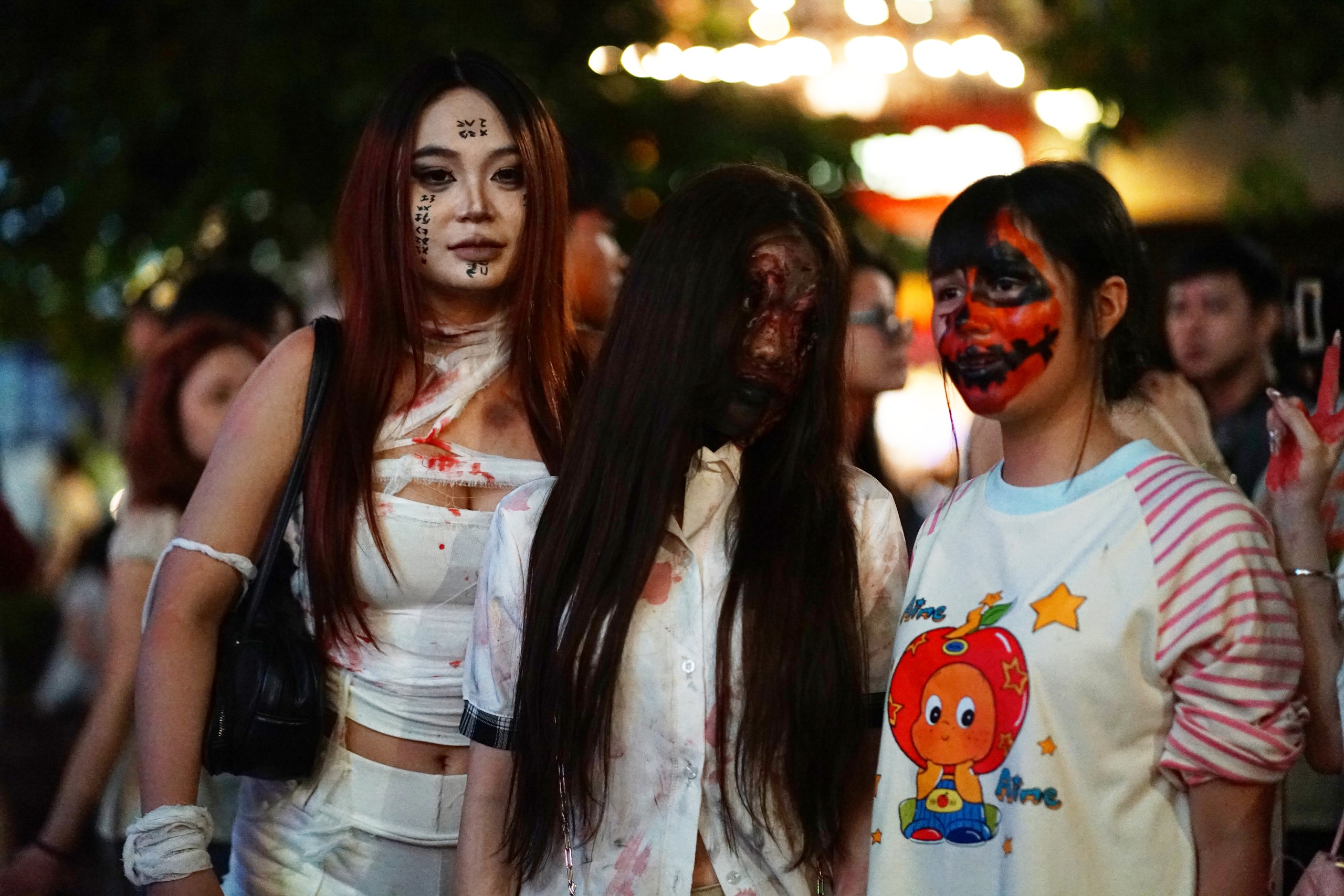 Cả TP.HCM xuống đường tối Halloween: Lòng đường không còn một khoảng trống, muốn chụp ảnh phải xin xếp hàng - Ảnh 23.