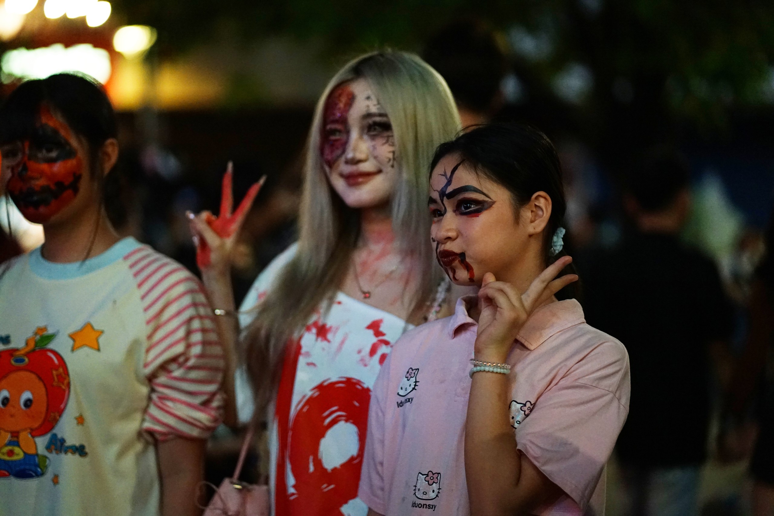 Cả TP.HCM xuống đường tối Halloween: Lòng đường không còn một khoảng trống, muốn chụp ảnh phải xin xếp hàng - Ảnh 24.